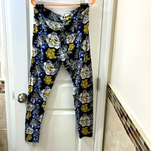 High waist Gloria Vanderbilt leggings. Black w. blue/yellow/white floral. XL